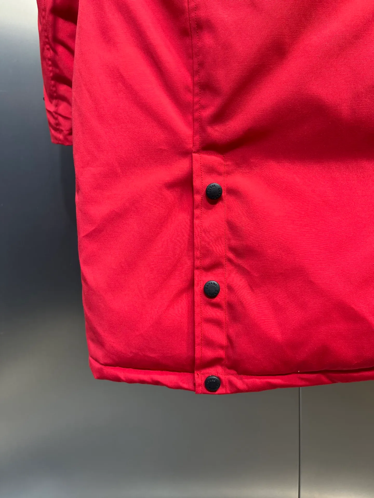 P860 🇨🇦CANADA GOOSE 12 women's models, factory direct supply: supplying global purchasing agents, micro-businesses, entities, Tmall, high-end stalls and studios, free shipping! Trillium Parka Women's 12 "popular" women's models are chosen by Arctic and Antarctic scientific expedition teams as winter wear, the Rolls-Royce of down jackets. ➖ Industry-leading anti-counterfeiting chip sensing. ➖ Imported Behringer embroidery machines and customized embroidery labels, the highest level and industry leading. ➖ Imported Korean 21-count polyester-cotton blended original fabric, TC85 waterproof coated fabric, water-repellent, windproof and wear-resistant. ➖ The new national standard 80 white duck down is filled with an average of 520 grams of down. The amount of down filled is industry-leading. ➖ 100% nylon lon lining with double double-layer sealing design to prevent velvet running, seamless thread design on cuffs! ➖ Western Canadian Green Wolf Collar. ➖ Yoshida YKK provides original factory-customized electroplated sliders. YKK two-way lockable zippers are tight and smooth and do not peel off paint. ➖ 3M composite Velcro is durable and the accessories and hardware are all custom-made. Note: Our copywriting is only simple and clear. Instead of bragging about the copywriting, it is better to compare and understand with samples. Only for the purest, most focused, most professional, highest quality, and most cost-effective!  SIZE:S-XXL